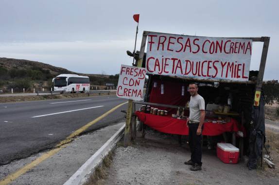 Parada para comer morango com creme, em estrada na região de Guanajuato, no norte do México